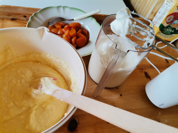 Hrnčekový tvarohovo-marhuľový strúhaný koláč (fotorecept) - obrázok 4