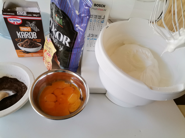 Čokoládová roláda bez múky s nektárinkami (fotorecept) - obrázok 1