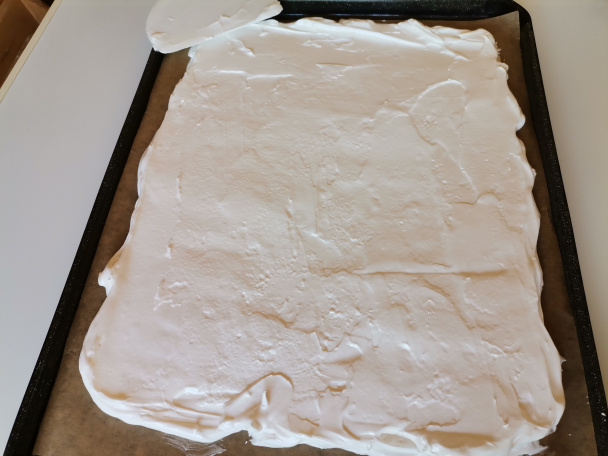 Roláda zo snehového cesta s čučoriedkami (fotorecept) - obrázok 2
