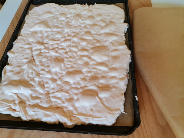 Roláda zo snehového cesta s čučoriedkami (fotorecept) - obrázok 3