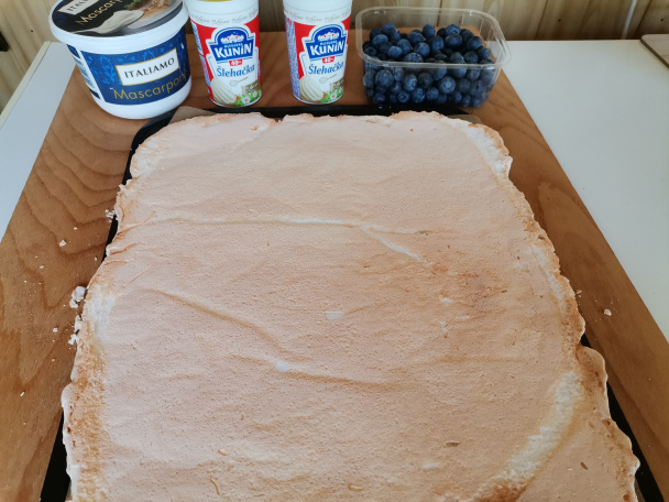 Roláda zo snehového cesta s čučoriedkami (fotorecept) - obrázok 4