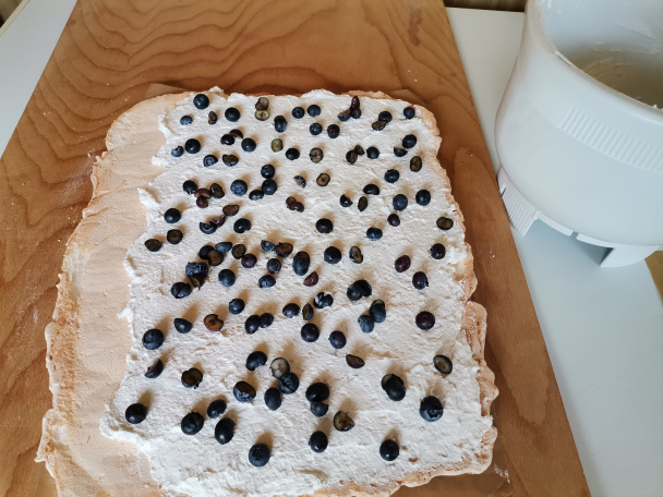 Roláda zo snehového cesta s čučoriedkami (fotorecept) - obrázok 5