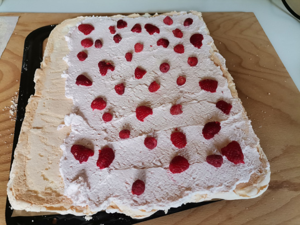 Roláda zo snehového cesta s čučoriedkami (fotorecept) - obrázok 10