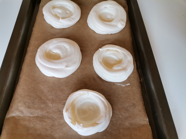 Roláda zo snehového cesta s čučoriedkami (fotorecept) - obrázok 8