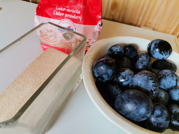 Obrátený slivkový koláč s pudingom a kyslou smotanou (fotorecept) - obrázok 1