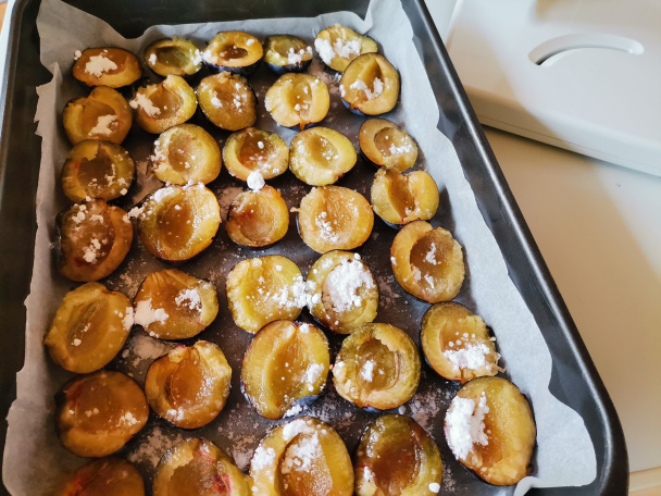 Obrátený slivkový koláč s pudingom a kyslou smotanou (fotorecept) - obrázok 2