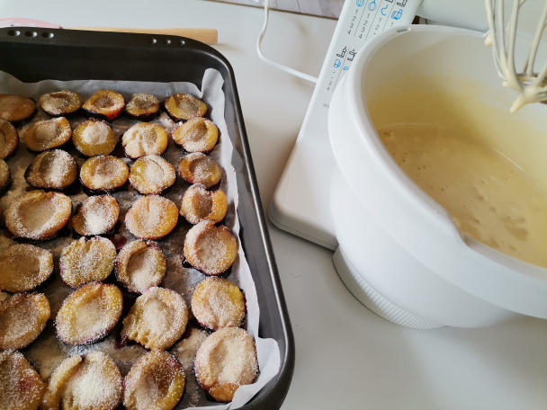 Obrátený slivkový koláč s pudingom a kyslou smotanou (fotorecept) - obrázok 3