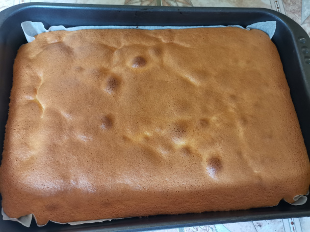 Obrátený slivkový koláč s pudingom a kyslou smotanou (fotorecept) - obrázok 4