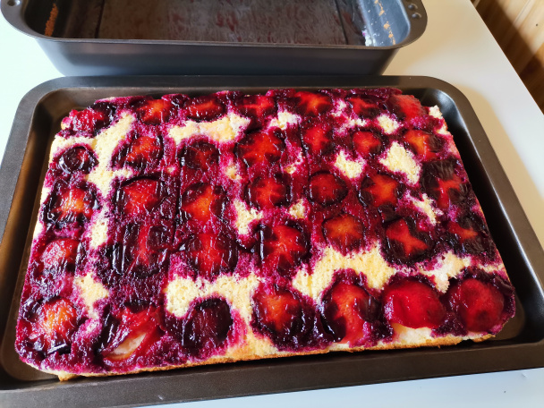 Obrátený slivkový koláč s pudingom a kyslou smotanou (fotorecept) - obrázok 5