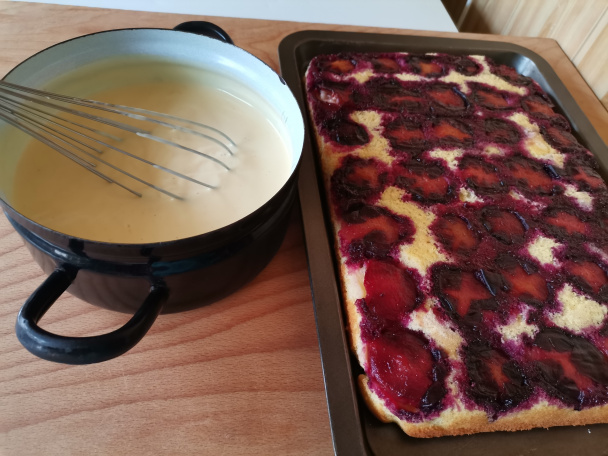 Obrátený slivkový koláč s pudingom a kyslou smotanou (fotorecept) - obrázok 6