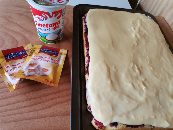 Obrátený slivkový koláč s pudingom a kyslou smotanou (fotorecept) - obrázok 7