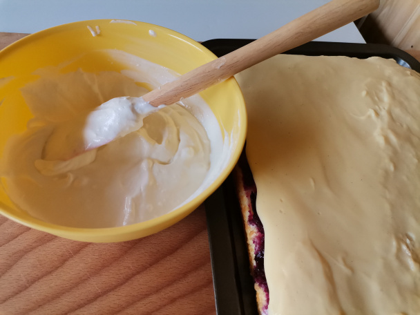 Obrátený slivkový koláč s pudingom a kyslou smotanou (fotorecept) - obrázok 8