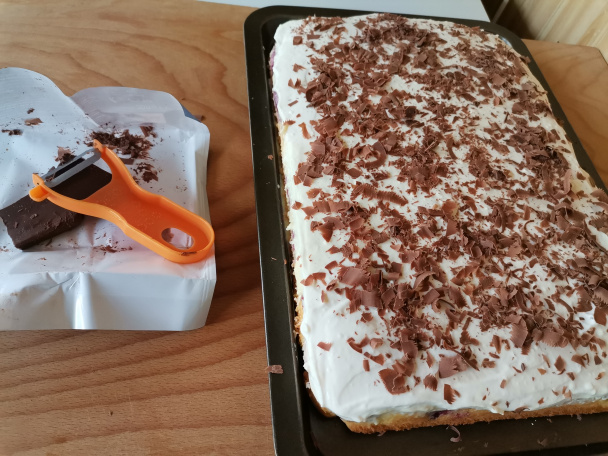 Obrátený slivkový koláč s pudingom a kyslou smotanou (fotorecept) - obrázok 9