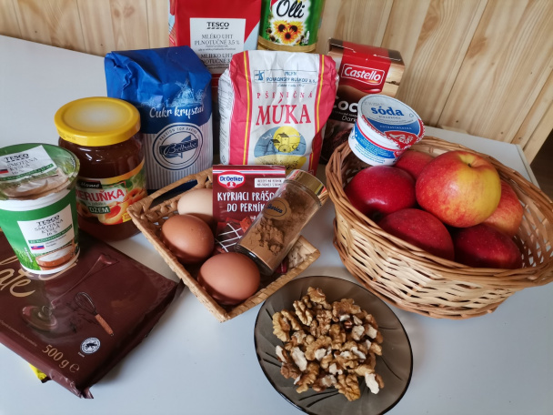 Perníkový koláč s jablkami a orechmi (fotorecept) - obrázok 1