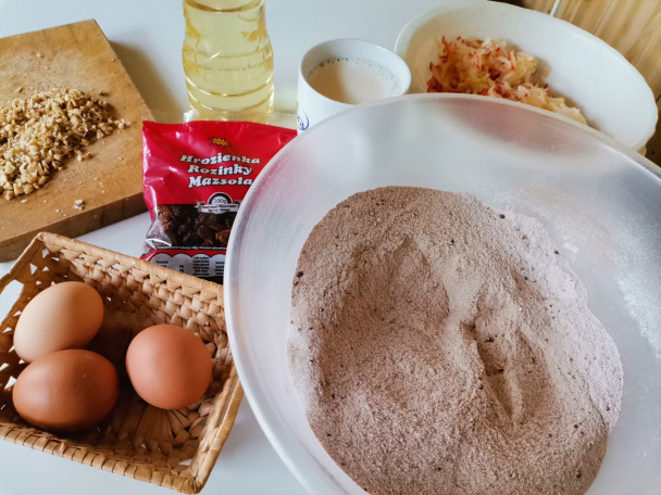 Perníkový koláč s jablkami a orechmi (fotorecept) - obrázok 2
