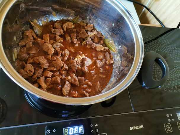 Hovädzí guláš s domácim chlebom (fotorecept) - obrázok 1