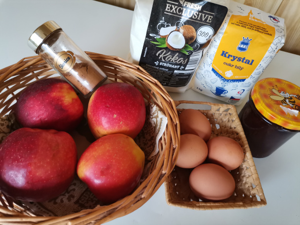 Kokosovo-jablkové rezy so žĺtkovou polevou (fotorecept)  - obrázok 1