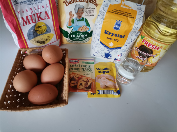 Jahodový zákusok s jogurtovou plnkou a želé (fotorecept) - obrázok 1