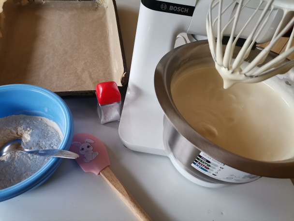 Jahodový zákusok s jogurtovou plnkou a želé (fotorecept) - obrázok 2