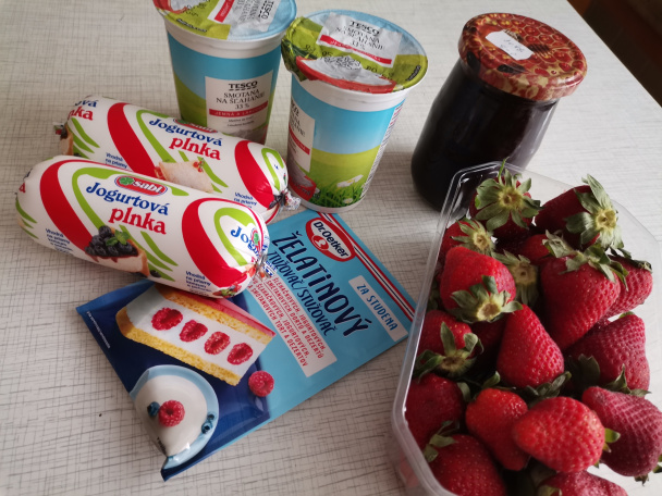 Jahodový zákusok s jogurtovou plnkou a želé (fotorecept) - obrázok 5