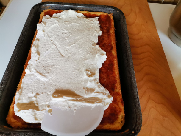 Jahodový zákusok s jogurtovou plnkou a želé (fotorecept) - obrázok 7