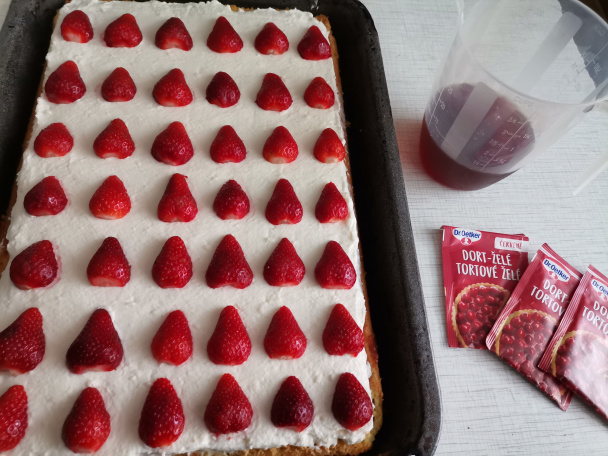 Jahodový zákusok s jogurtovou plnkou a želé (fotorecept) - obrázok 8