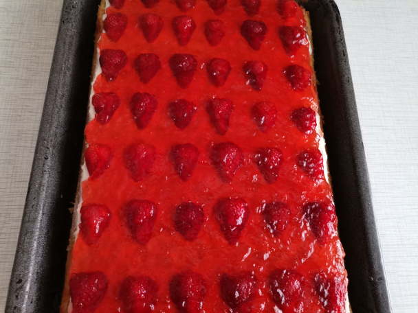 Jahodový zákusok s jogurtovou plnkou a želé (fotorecept) - obrázok 9