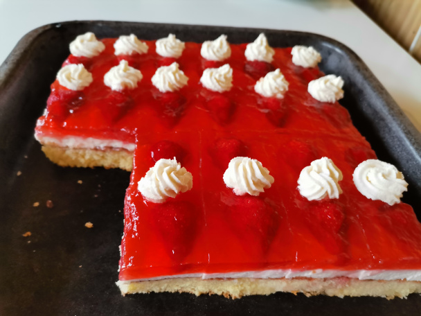 Jahodový zákusok s jogurtovou plnkou a želé (fotorecept) - obrázok 10