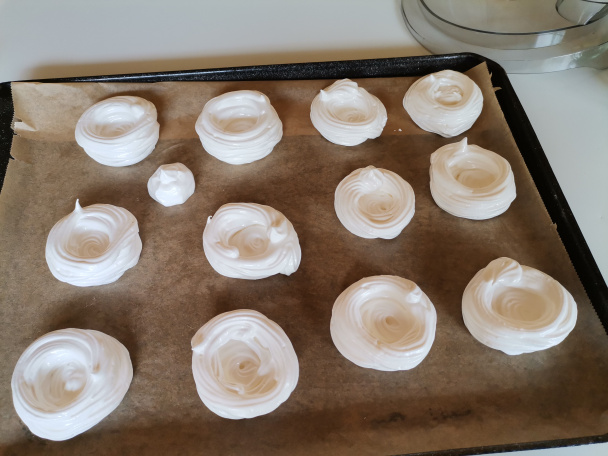 Pavlovky plnené krémom z bielej čokolády (fotorecept)  - obrázok 3