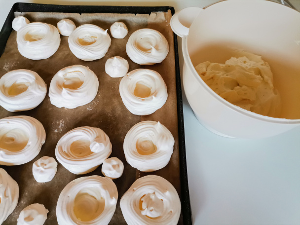 Pavlovky plnené krémom z bielej čokolády (fotorecept)  - obrázok 4