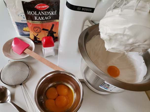 Jahodová roláda bez múky s jogurtovou plnkou (fotorecept) - obrázok 2