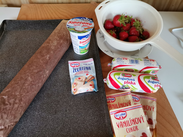 Jahodová roláda bez múky s jogurtovou plnkou (fotorecept) - obrázok 6