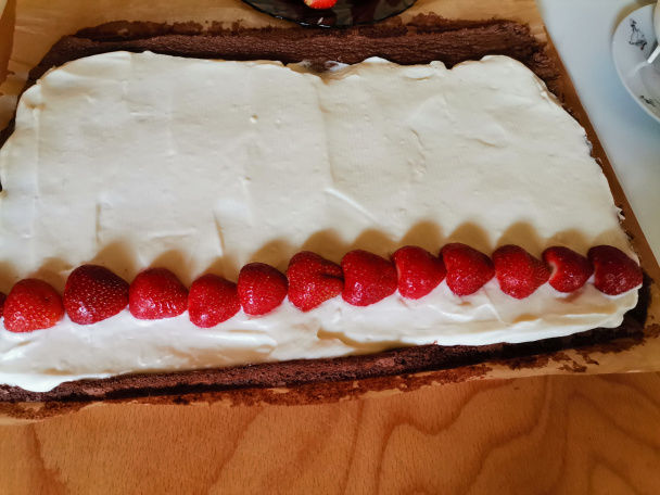 Jahodová roláda bez múky s jogurtovou plnkou (fotorecept) - obrázok 8