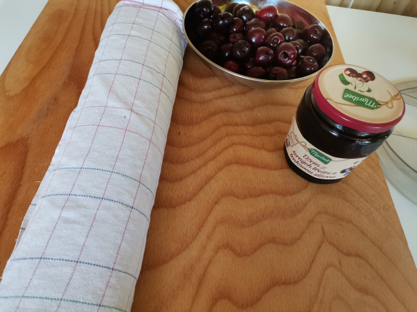 Kakaová roláda s čerešňami a mascarpone (fotorecept) - obrázok 4