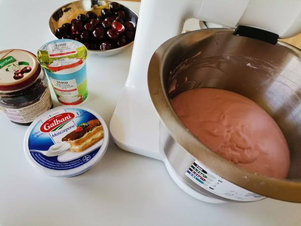Kakaová roláda s čerešňami a mascarpone (fotorecept) - obrázok 6
