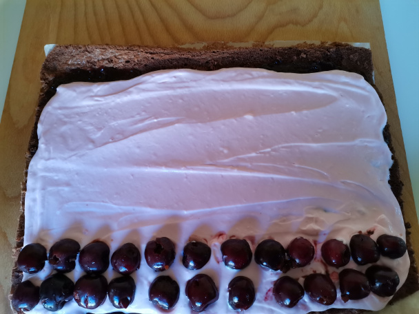 Kakaová roláda s čerešňami a mascarpone (fotorecept) - obrázok 7