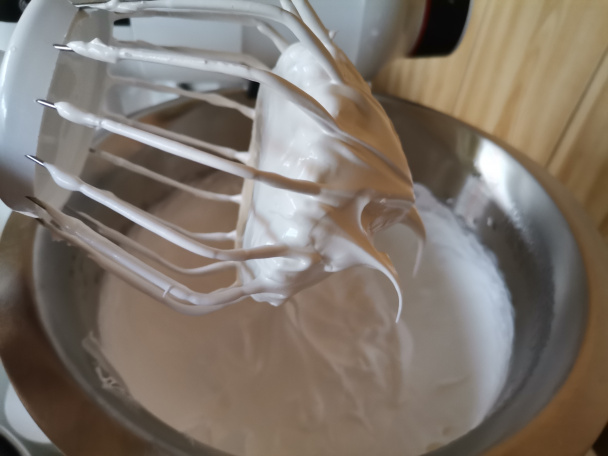 Narodeninová torta so švajčiarskym maslovým krémom a bielou čokoládou (fotorecept)  - obrázok 7