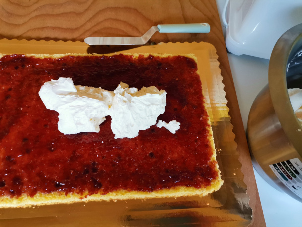 Narodeninová torta so švajčiarskym maslovým krémom a bielou čokoládou (fotorecept)  - obrázok 11