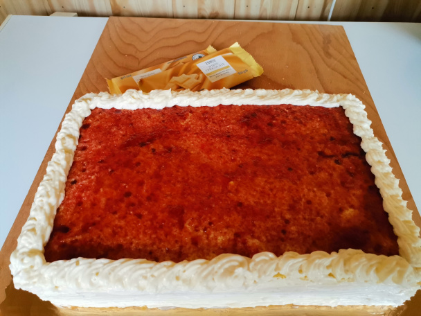 Narodeninová torta so švajčiarskym maslovým krémom a bielou čokoládou (fotorecept)  - obrázok 15