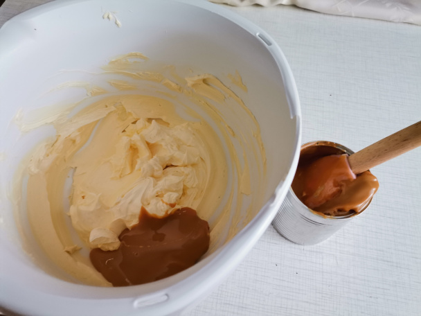 Narodeninová torta so švajčiarskym maslovým krémom a bielou čokoládou (fotorecept)  - obrázok 12
