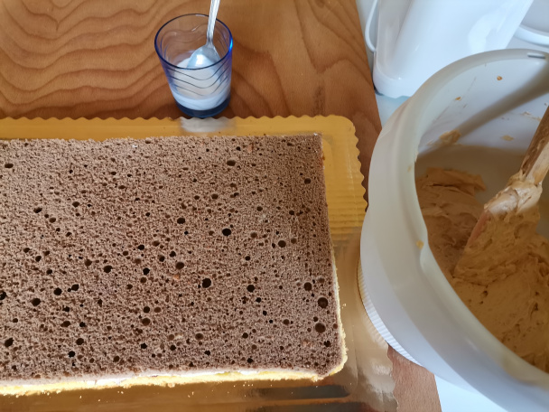 Narodeninová torta so švajčiarskym maslovým krémom a bielou čokoládou (fotorecept)  - obrázok 13