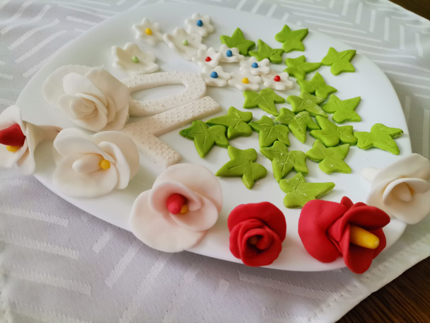 Narodeninová torta so švajčiarskym maslovým krémom a bielou čokoládou (fotorecept)  - obrázok 16