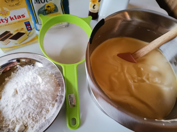 Narodeninová torta so švajčiarskym maslovým krémom a bielou čokoládou (fotorecept)  - obrázok 1