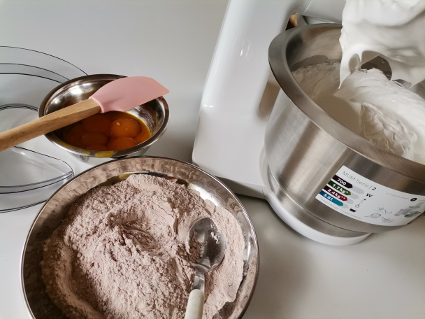 Narodeninová torta so švajčiarskym maslovým krémom a bielou čokoládou (fotorecept)  - obrázok 4
