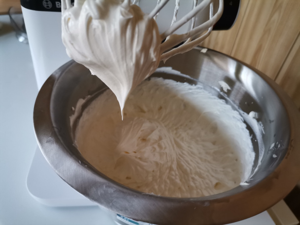 Narodeninová torta so švajčiarskym maslovým krémom a bielou čokoládou (fotorecept)  - obrázok 9