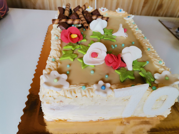Narodeninová torta so švajčiarskym maslovým krémom a bielou čokoládou (fotorecept)  - obrázok 17