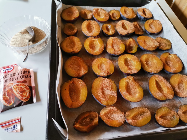 Slivkový zákusok s tvarohom a kyslou smotanou (fotorecept) - obrázok 1