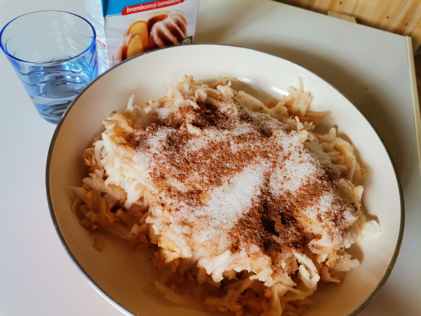 Strúhaný jablkový koláč s bielkovou penou (fotorecept) - obrázok 4