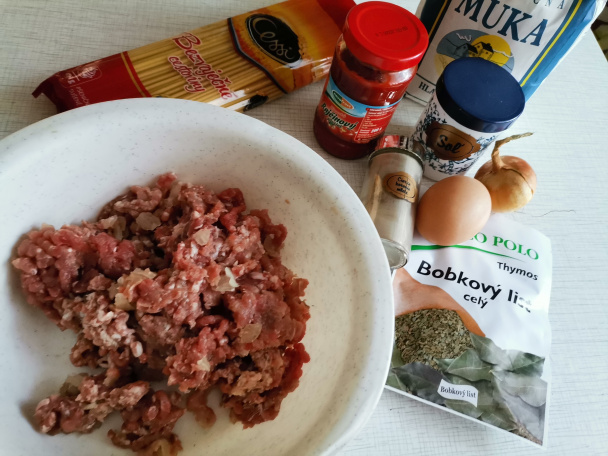 Mäsové guľky v paradajkovej omáčke s makarónmi (fotorecept) - obrázok 1