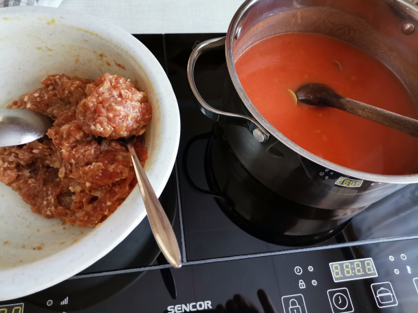 Mäsové guľky v paradajkovej omáčke s makarónmi (fotorecept) - obrázok 2